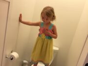 O mama si-a pozat fetita intr-o ipostaza pe care o credea amuzanta. Socul pe care l-a trait cand a aflat ce facea de fapt