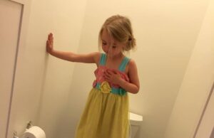 O mama si-a pozat fetita intr-o ipostaza pe care o credea amuzanta. Socul pe care l-a trait cand a aflat ce facea de fapt