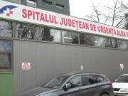 Scene ca în filme. Un tânăr a escaladat câțiva metri până la o fereastră a unui spital și a furat poșeta unei angajate