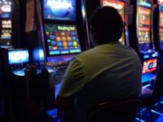 Amendă record primită de un bărbat din Neamţ care a reclamat la 112 că nu este lăsat să intre la păcănele