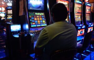 Amendă record primită de un bărbat din Neamţ care a reclamat la 112 că nu este lăsat să intre la păcănele