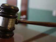 Pedeapsa a doi polițiști au bătut o bătrână din Arad în propria casă și i-au furat 300.000 euro