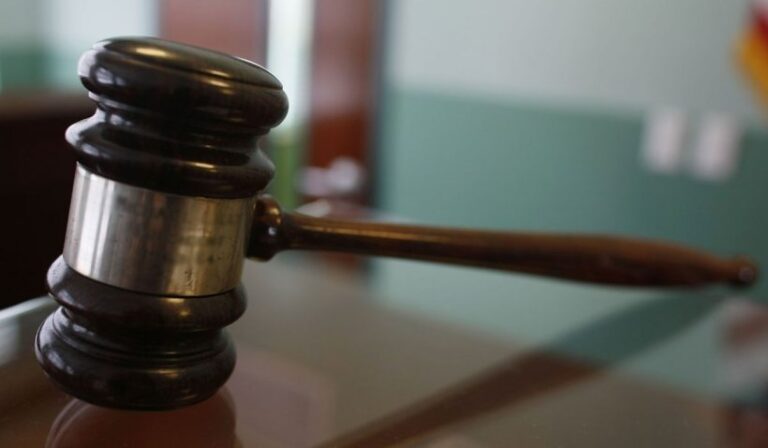 Pedeapsa a doi polițiști au bătut o bătrână din Arad în propria casă și i-au furat 300.000 euro