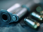 Un tânăr din Popești- Leordeni a fost împușcat în cap în timp ce se plimba pe stradă cu prietena lui. Nimeni nu știe cine, cum, de unde și de ce a tras – – –