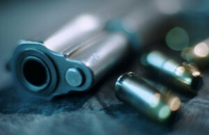 Un tânăr din Popești- Leordeni a fost împușcat în cap în timp ce se plimba pe stradă cu prietena lui. Nimeni nu știe cine, cum, de unde și de ce a tras – – –