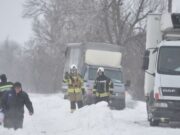 Mai multe sectoare de drum, închise din cauza zăpezii. Pe unde nu se poate circula