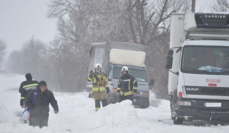 Mai multe sectoare de drum, închise din cauza zăpezii. Pe unde nu se poate circula