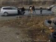 VIDEO Încă o bătaie în trafic pe Valea Prahovei. Trei șoferi s-au încăierat pentru că unul nu ar fi dat prioritate