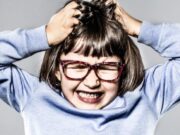 Tantrumul, o invenție a parentingului modern? De ce nu făceau copiii crize „pe vremea noastră”?