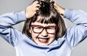 Tantrumul, o invenție a parentingului modern? De ce nu făceau copiii crize „pe vremea noastră”?