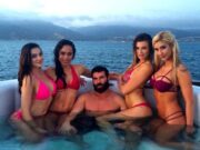 Jucătorul de poker care are o avere de peste 200 de milioane de dolari a reușit să o dea gata de la prima întâlnire și pe o vedetă Playboy! Ce i-a făcut Dan Blizerian: „E o nebunie! A venit la pachet cu el” >>>