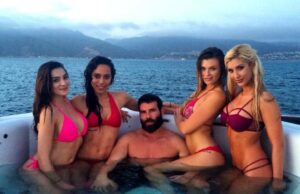 Jucătorul de poker care are o avere de peste 200 de milioane de dolari a reușit să o dea gata de la prima întâlnire și pe o vedetă Playboy! Ce i-a făcut Dan Blizerian: „E o nebunie! A venit la pachet cu el” >>>