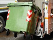 O fetiță de cinci ani a fost ucisă și aruncată la gunoi de părinți