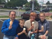 Familia iesise la o inghetata, o femeie a vazut cat sunt de fericiti si s-a oferit sa le faca o poza. Cateva zile mai tarziu ea a primit un mesaj care i-a dat fiori si a ingrozit-o. Uite ce scria in mesaj si cine era femeia din imagine