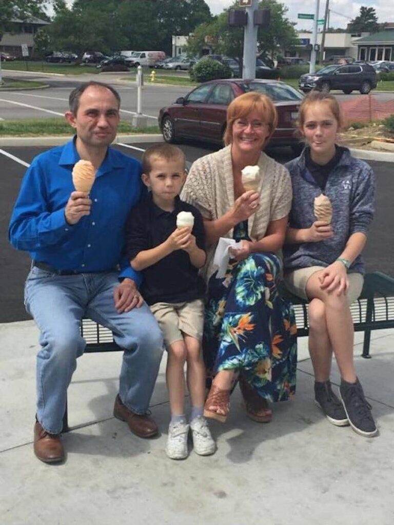 Familia iesise la o inghetata, o femeie a vazut cat sunt de fericiti si s-a oferit sa le faca o poza. Cateva zile mai tarziu ea a primit un mesaj care i-a dat fiori si a ingrozit-o. Uite ce scria in mesaj si cine era femeia din imagine