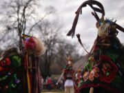 Un tânăr de 18 ani a murit la colindat, cu masca pe față, la Iași. Făcea parte dintr-o familie respectată