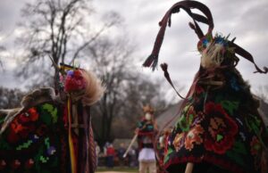 Un tânăr de 18 ani a murit la colindat, cu masca pe față, la Iași. Făcea parte dintr-o familie respectată