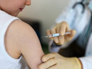 O femeie și-a răpit copiii pentru ca fostul soț să nu îi vaccineze – – –