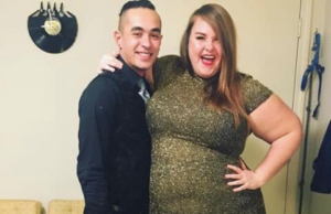 După ce a pus poza asta pe Facebook, în noaptea de Revelion, mulți i-au spus că e prea grasă și că nu merită să aibă un iubit slab. Răspunsul acestei fete a făcut înconjurul lumii..–>