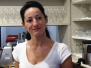 Gina, o româncă din Italia, a salvat un italian care făcuse infarct, chiar în barul în care lucra. Craioveanca a sărit să-l ajute, în timp ce alți clienți au sunat la ambulanță. Când au ajuns, medicii au rămas șocați când au văzut ce a făcut femeia… – >>