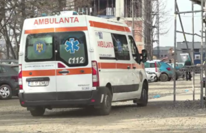 Un bărbat a sunat la 112 şi a cerut ajutor. Susținea că soția lui s-a lovit la cap. Ajunși la fața locului, medicii de pe ambulanță au făcut o constatare șocantă –>