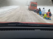 Imagini incredibile postate pe internet! Un microbuz a fost filmat în timp ce trăgea mai mulți copii pe sănii: „Ăştia nu-s sănătoşi la cap!”