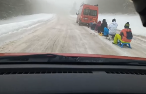 Imagini incredibile postate pe internet! Un microbuz a fost filmat în timp ce trăgea mai mulți copii pe sănii: „Ăştia nu-s sănătoşi la cap!”