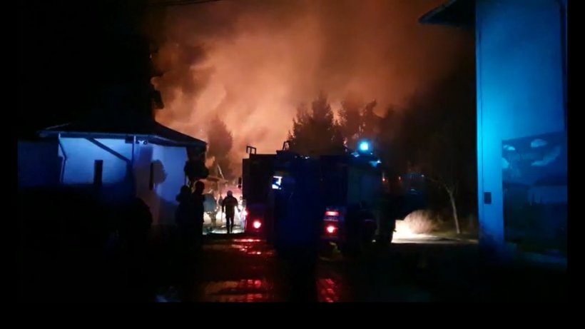 Incendiu puternic, luni noapte, la Mănăstirea Nucet din Dâmbovița Incendiu puternic, luni noapte, la Mănăstirea Nucet din Dâmbovița