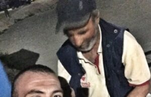 Stăteam în stația de taxi de la Piața-Mare, pe trotuar se apropia acest moșneag trist. Venea pe jos de la Silistraru, de la o ferma unde a muncit și NU a fost plătit! M-a întrebat cum ajunge la trecerea bac Smârdan, vroia să ajungă acasă… la Măcin. Mi-a spus că s-a pornit la drum de dimineața, că îl dor picioarele foarte tare și că nu a mâncat NIMIC. Nu am stat pe gânduri și l-am..–>