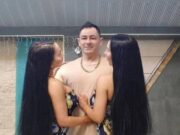 Au cheltuit o avere să se tuneze și împart același bărbat. Cine este bărbatul care trăiește cu surorile gemene –>>