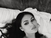 Splendidă! Ea e noua iubită a unuia dintre cei mai controversați politicieni din România și are jumătate din vârsta lui –>>