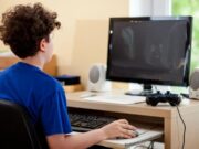 Copiii ajung să vadă conținut pentru adulți de la 7 ani. Sfatul unui psiholog: „Părinții ar trebui să le vorbească despre pornografie”