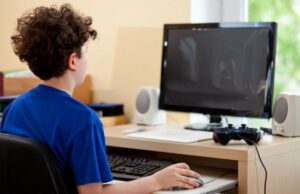 Copiii ajung să vadă conținut pentru adulți de la 7 ani. Sfatul unui psiholog: „Părinții ar trebui să le vorbească despre pornografie”