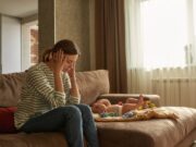 Mamă cu depresie. „Îmi venea să arunc copilul pe geam și apoi să mă arunc și eu”
