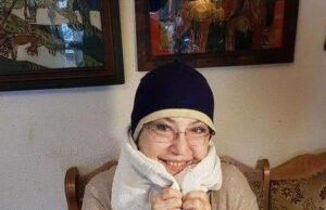 Marea Doamnă a muzicii românești pare greu de recunoscut fără rochii scumpe și machiaj. Și totuși, zâmbetul e același! –»