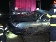 Un bărbat tracta o mașină condusă de fiul său, când a fost lovit în plin de tren, în Timiș. Ce a urmat i-a uluit pe salvatori – – –