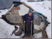 Bărbatul care a stat 15 ani într-un bordei de sub pământ a primit o rulotă