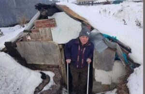 Bărbatul care a stat 15 ani într-un bordei de sub pământ a primit o rulotă