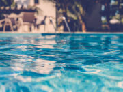 O fetiță de 5 ani s-a intoxicat cu clor la piscina hotelului. Ambulanța nu a putut ajunge din cauza vremii nefavorabile