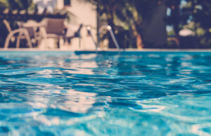 O fetiță de 5 ani s-a intoxicat cu clor la piscina hotelului. Ambulanța nu a putut ajunge din cauza vremii nefavorabile