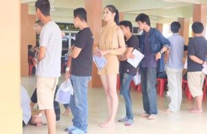 O vezi pe tânăra din imagine? La prima vedere, pare a fi o femeie obişnuită, dar când vei afla adevărul te vei cruci. Detaliul pe care nimeni nu-l observă în această fotografie –