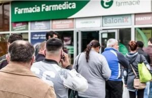 Gestul făcut un tânăr, în fața unui bancomat, în mijlocul zilei