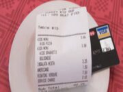 A cumpărat mâncare pentru doi copii ai străzii care mureau de foame. Când a văzut ce i-a scris chelnerul pe nota de plată a izbucnit în lacrimi! Nouă nu ne vine să credem… cum a putut să facă așa ceva…–>