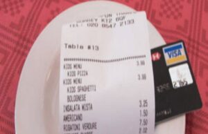 A cumpărat mâncare pentru doi copii ai străzii care mureau de foame. Când a văzut ce i-a scris chelnerul pe nota de plată a izbucnit în lacrimi! Nouă nu ne vine să credem… cum a putut să facă așa ceva…–>