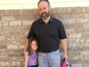 ,,Tati, de ce ai facut pipi pe tine?” Tatal fetitei a facut pe el si a mers asa sa-si ia fata de la scoala. Profesorii se uitau urat, copiii radeau, dar…