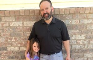 ,,Tati, de ce ai facut pipi pe tine?” Tatal fetitei a facut pe el si a mers asa sa-si ia fata de la scoala. Profesorii se uitau urat, copiii radeau, dar…