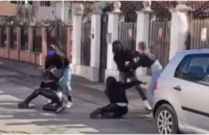 Mai multe eleve filmate când se băteau în mijlocul străzii. Poliția a intrat pe fir, la Focşani