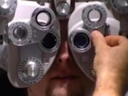 Trei persoane și-au pierdut vederea după operație, din cauza unei bacterii care se afla în soluția folosită în timpul intervenției