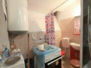 Garsonieră cu bucătăria în baie, la Cluj-Napoca. WC-ul este ascuns după aragaz. Cu cât se vinde