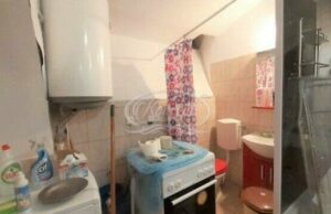 Garsonieră cu bucătăria în baie, la Cluj-Napoca. WC-ul este ascuns după aragaz. Cu cât se vinde